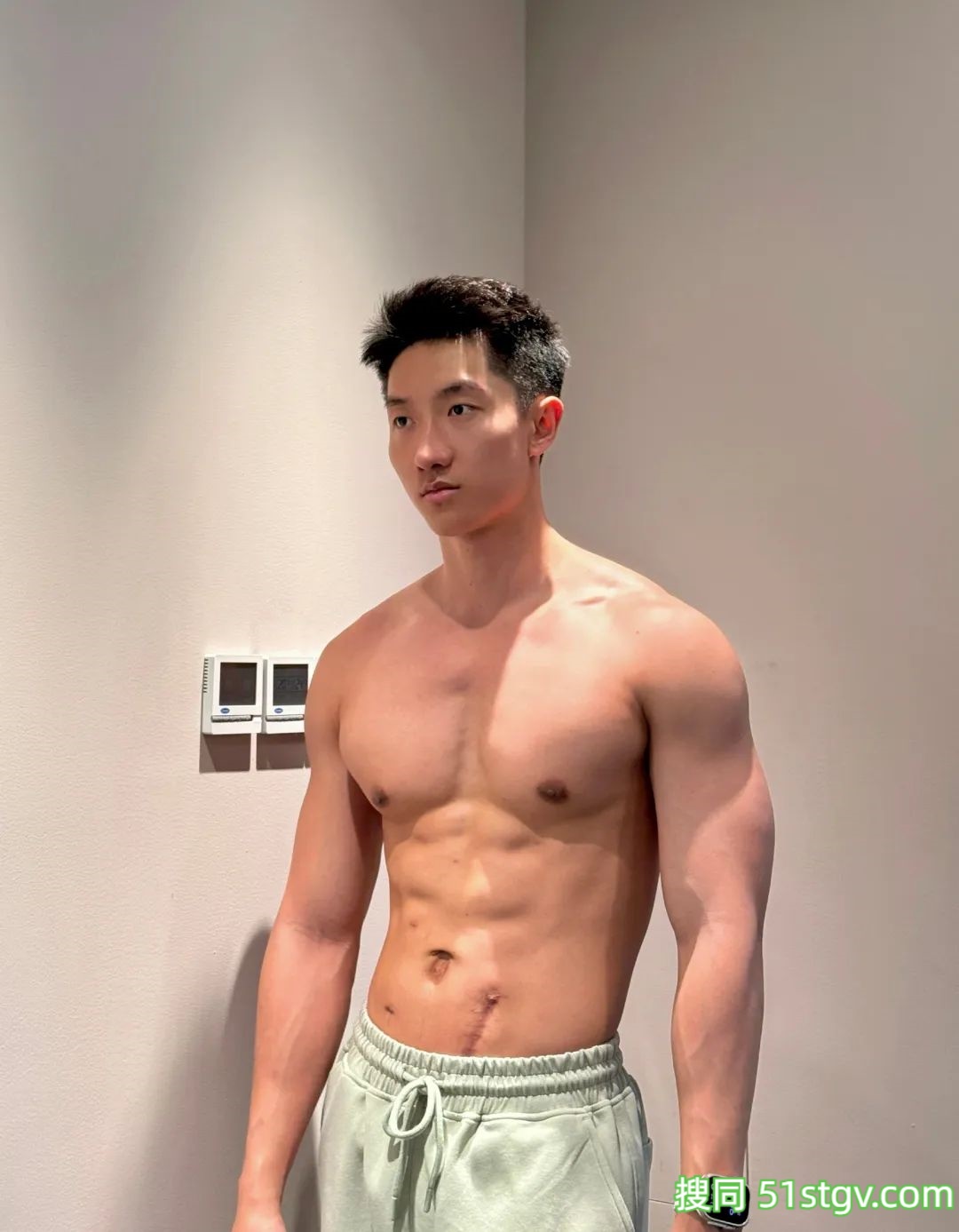 25岁云南彝族运动博主，3D环绕胸肌配极致野狼腰，这胸肌拉丝效果让人目不转睛 - 51虹马