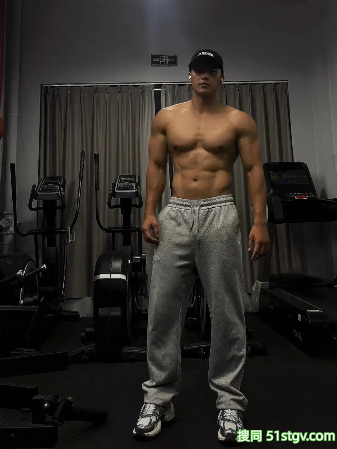 黑皮体育生，力量感爆棚 - 51虹马