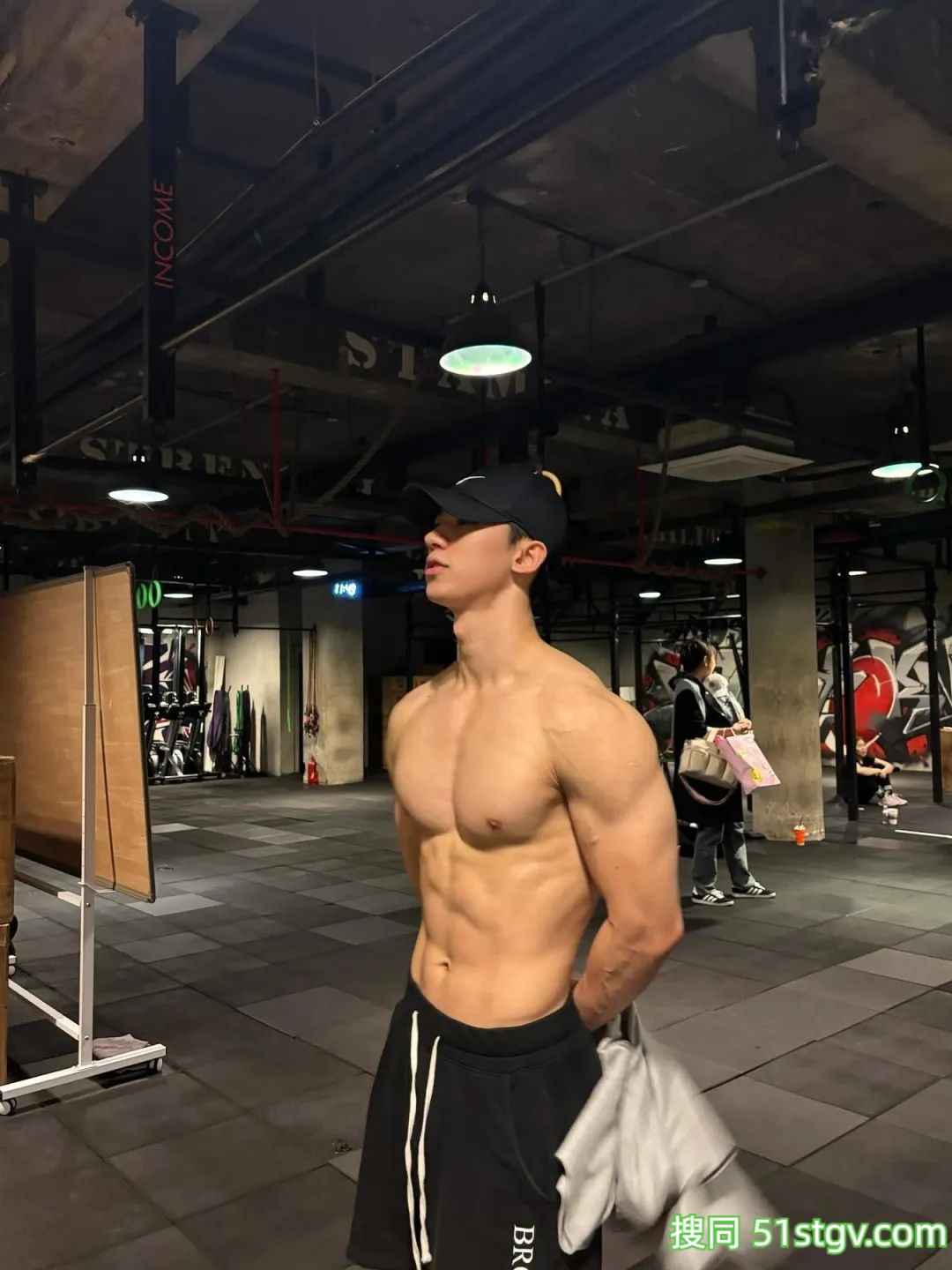 奶香奶香的男模，腹肌身材超好看 - 51虹马