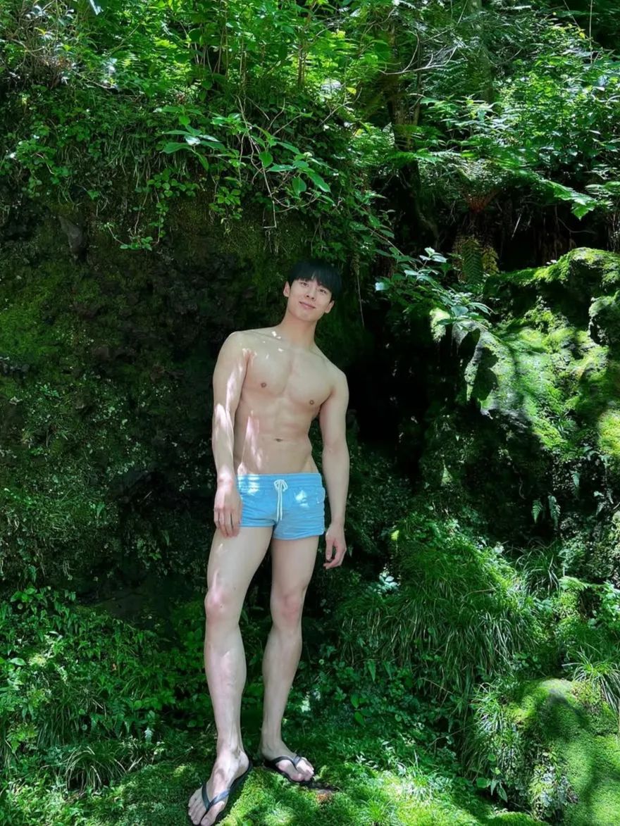 不是很帅，但身材很好的小哥哥 - 51虹马