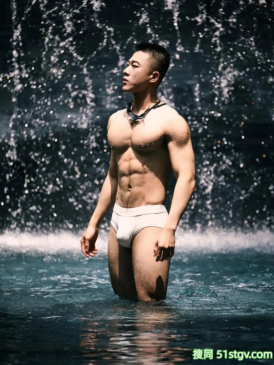 谁家老公，腹肌身材这么帅 - 51虹马