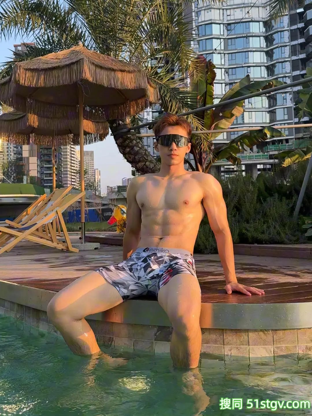 夏日炎炎，来泳池来看帅哥 - 51虹马