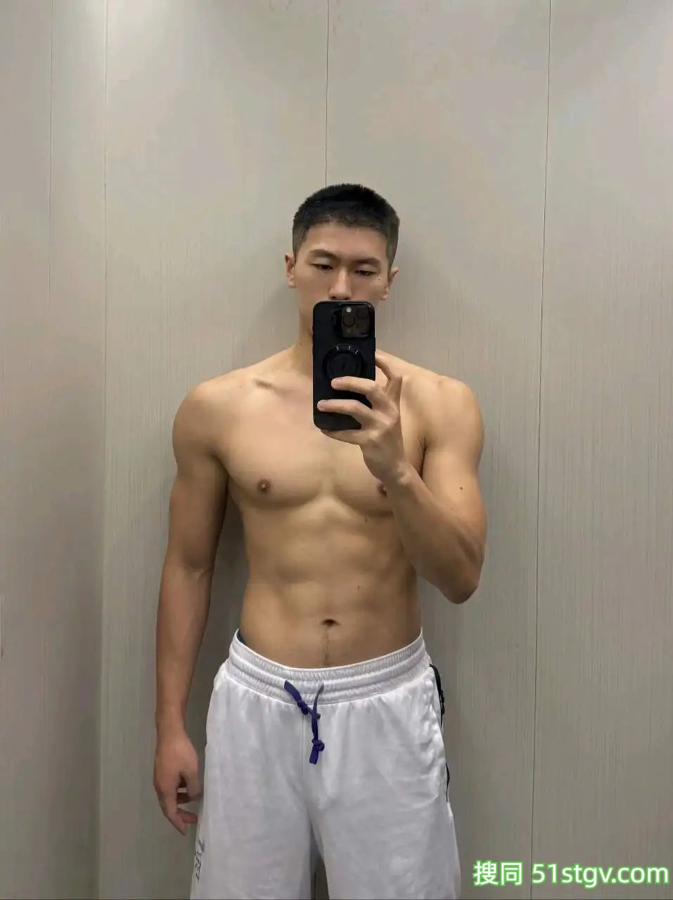 帅气肌肉男 - 51虹马