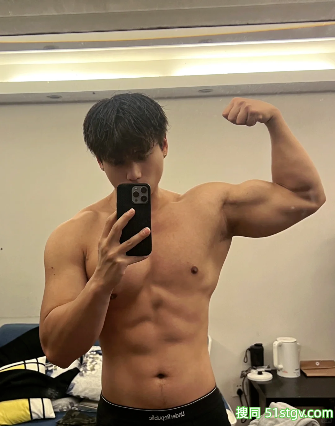 28岁广东健身博主，大胸肌麒麟臂山峰炮公狗腰，钢筋龙骨嘎嘎板正，俯视角度太馋人 - 51虹马