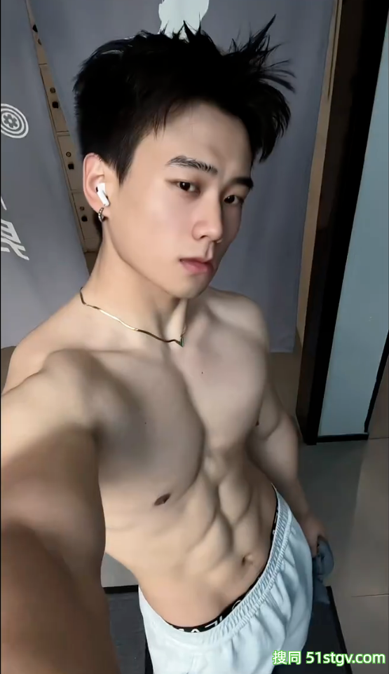 28岁广东健身博主，大胸肌麒麟臂山峰炮公狗腰，钢筋龙骨嘎嘎板正，俯视角度太馋人 - 51虹马