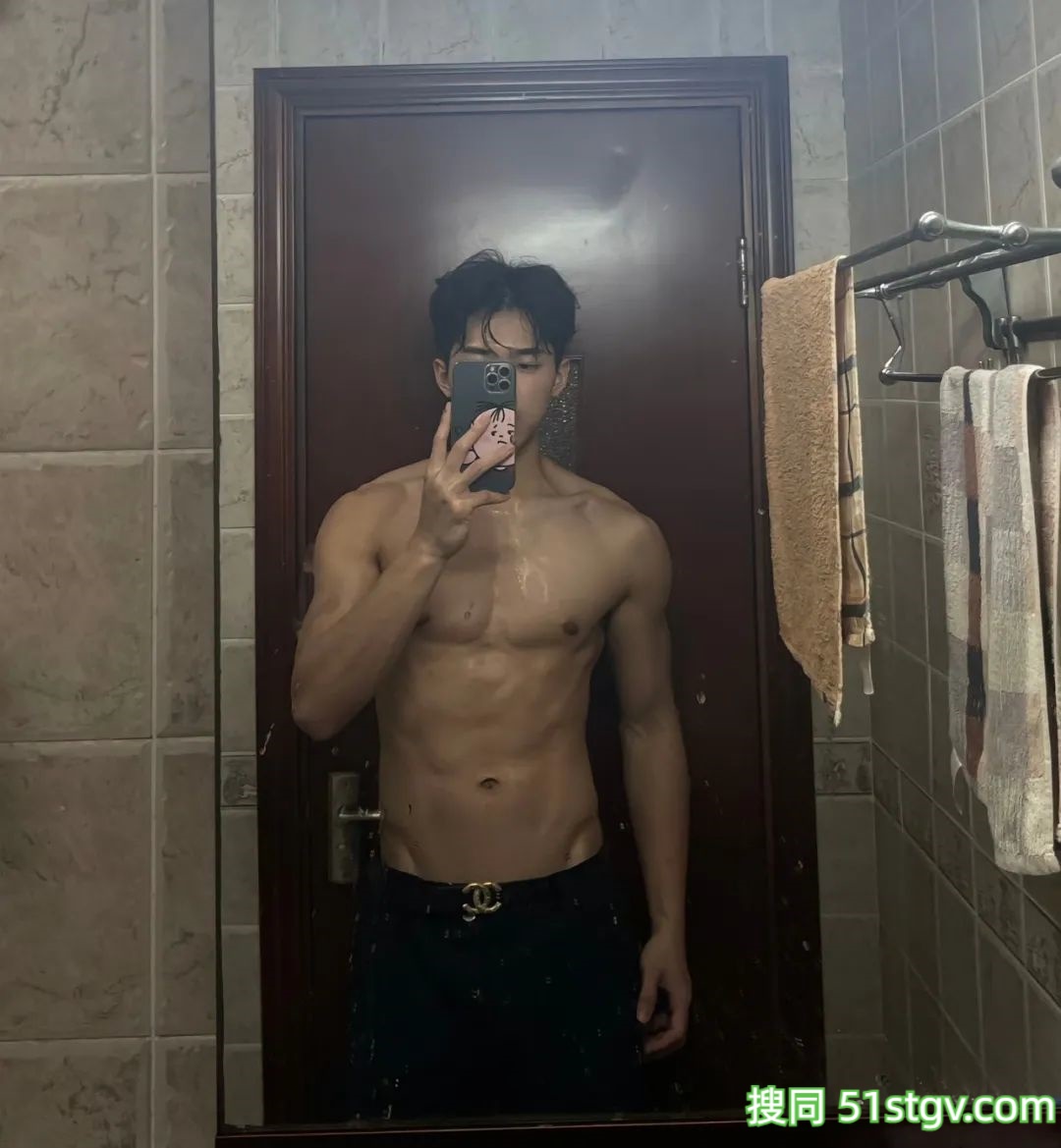 深圳20岁篮球体育生想去帮他搽汗了 - 51虹马