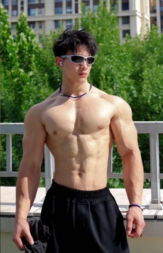 河北九头身帅哥，绝美大胸肌藕节臂，这极致宽肩窄腰保真流量密码 - 51虹马