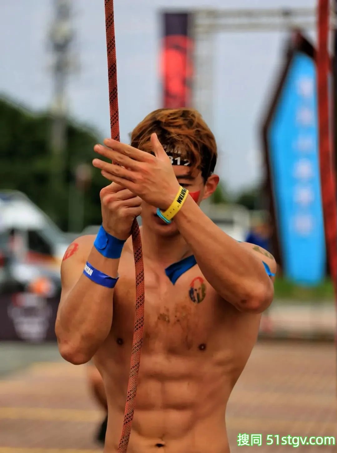 24岁大连攀岩运动员，炸裂巧克力腹肌，这手臂力量到底有多惊人-51虹马