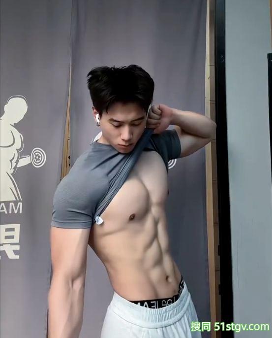 28岁广东健身博主，大胸肌麒麟臂山峰炮公狗腰，钢筋龙骨嘎嘎板正，俯视角度太馋人 - 51虹马