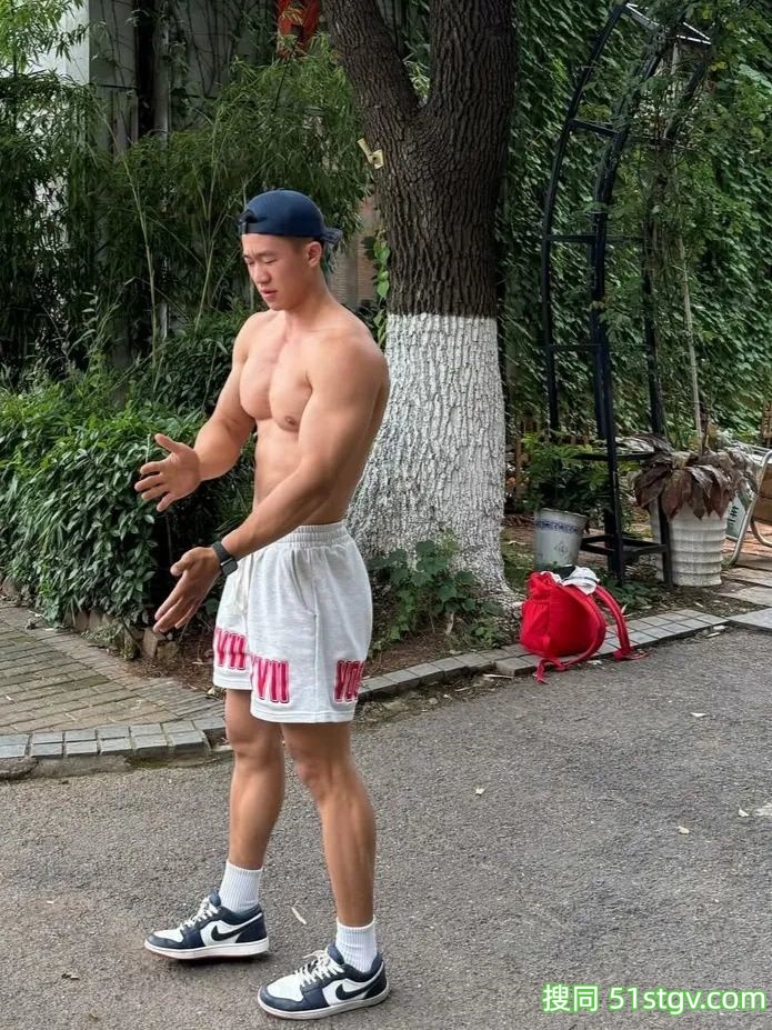 憨憨壮实的体育生 - 51虹马