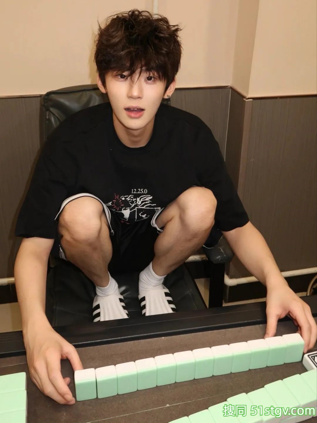 白净帅气的男大学生 - 51虹马