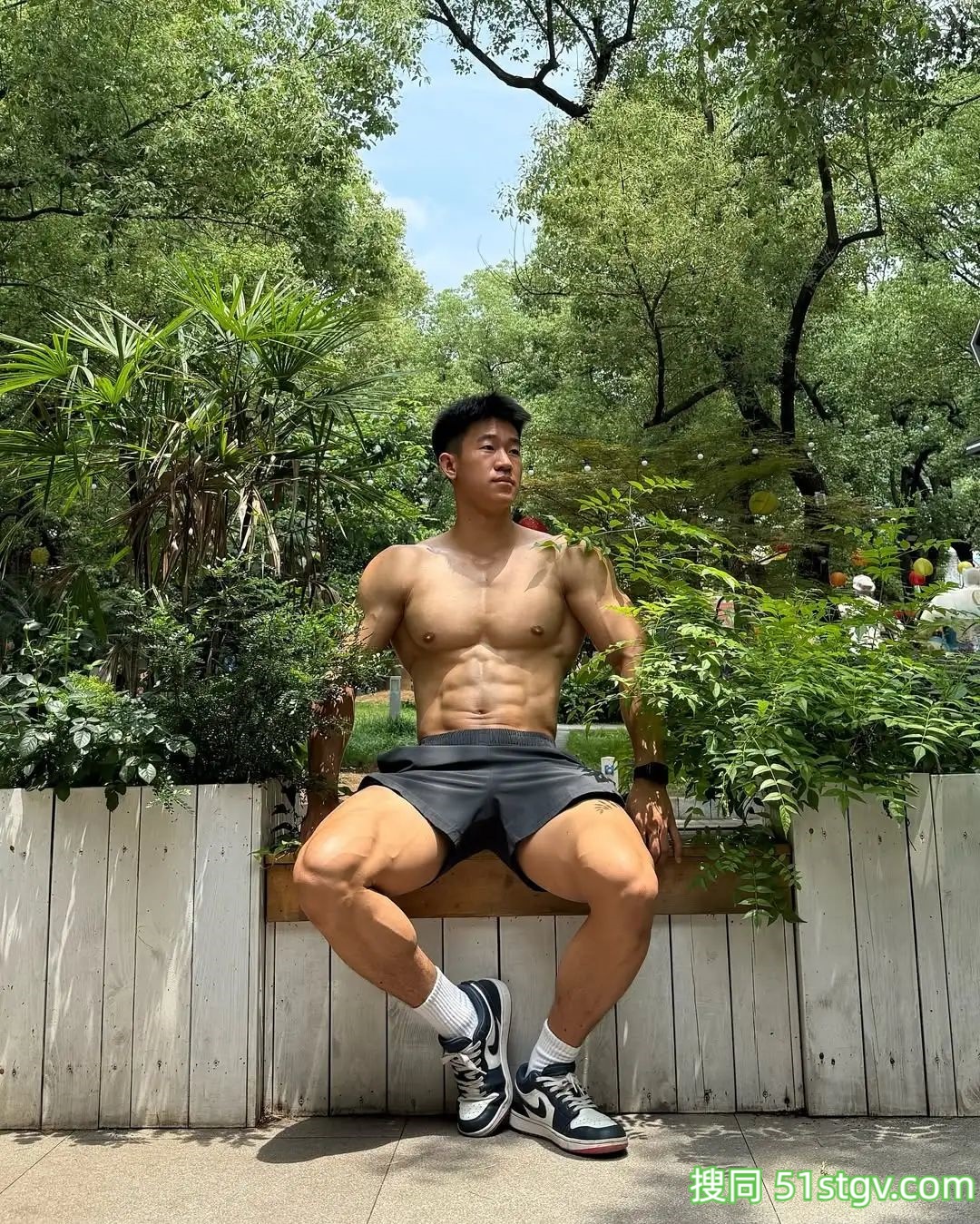 憨憨壮实的体育生 - 51虹马