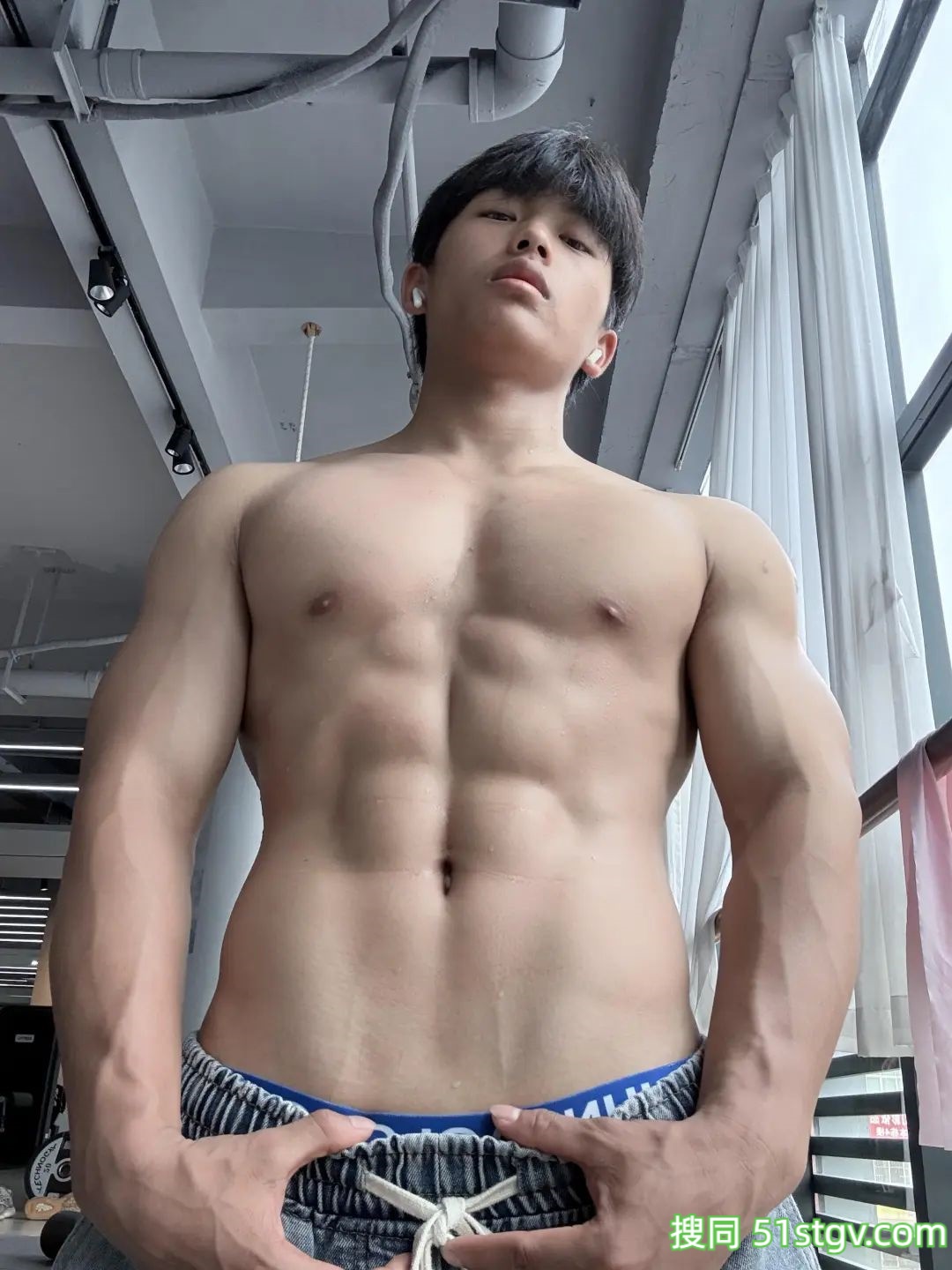 仰视的角度，看腹肌帅哥，不一样的感觉 - 51虹马