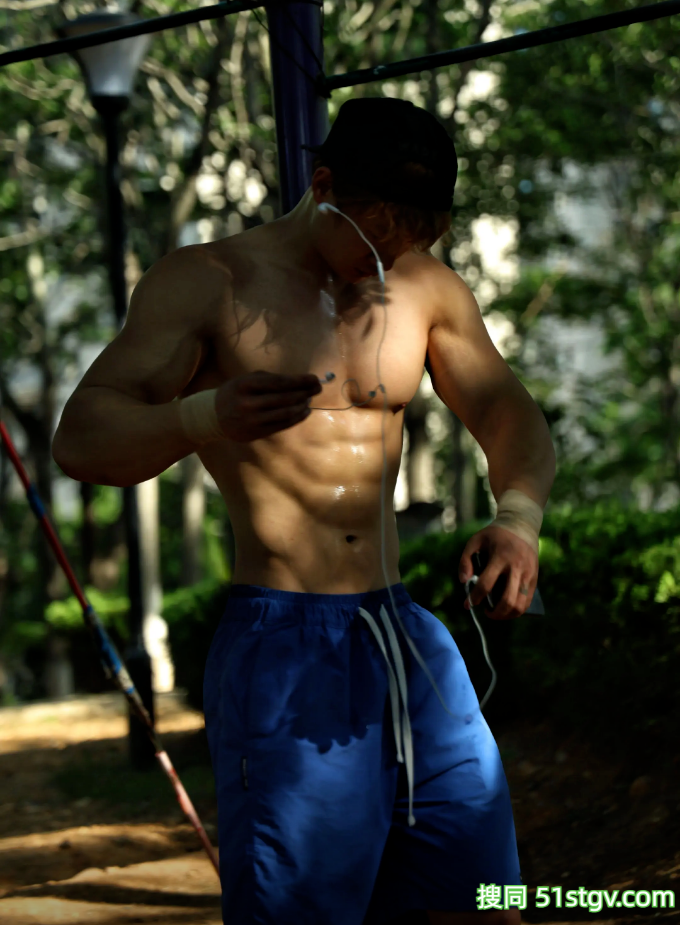 24岁大连攀岩运动员，炸裂巧克力腹肌，这手臂力量到底有多惊人 - 51虹马