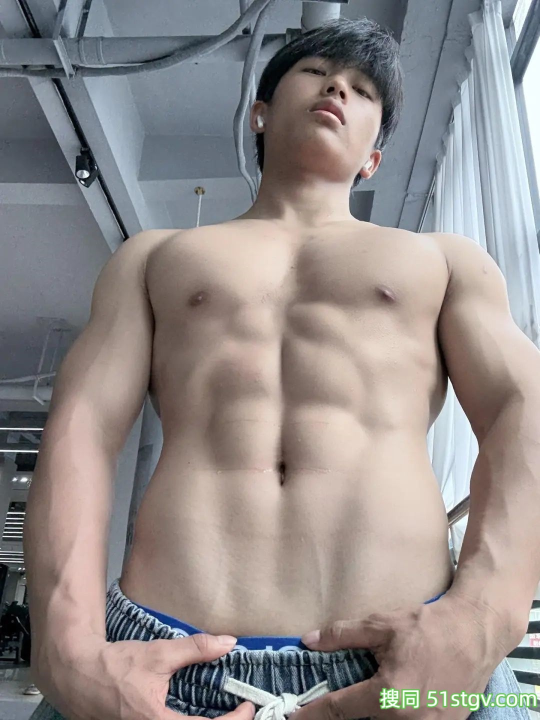 仰视的角度，看腹肌帅哥，不一样的感觉 - 51虹马