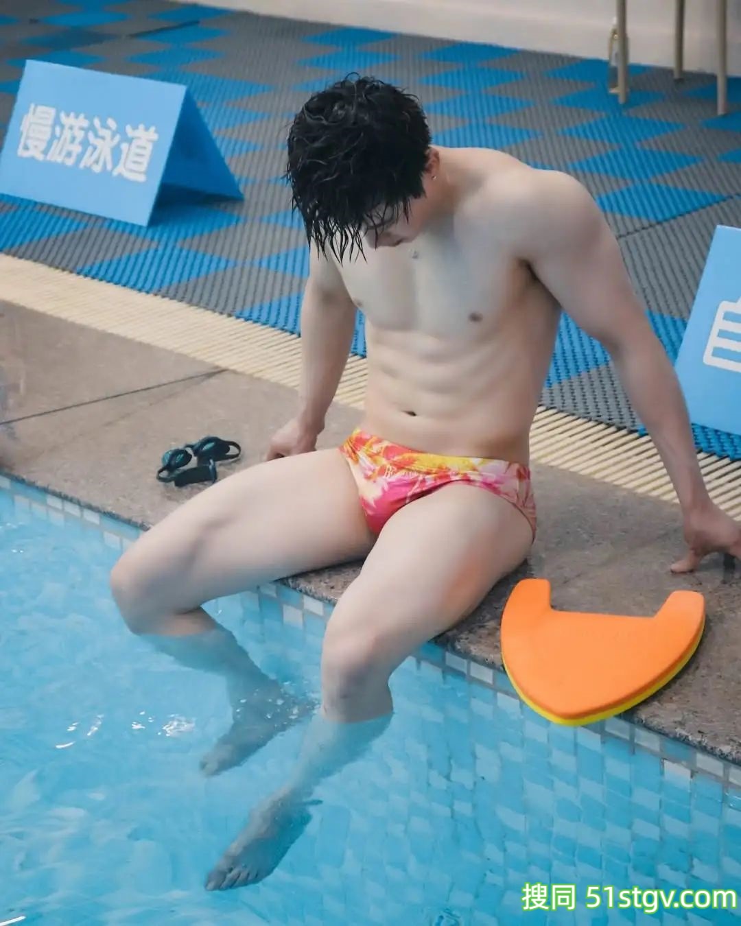 夏天来泳池边看，白皙腹肌帅哥 - 51虹马