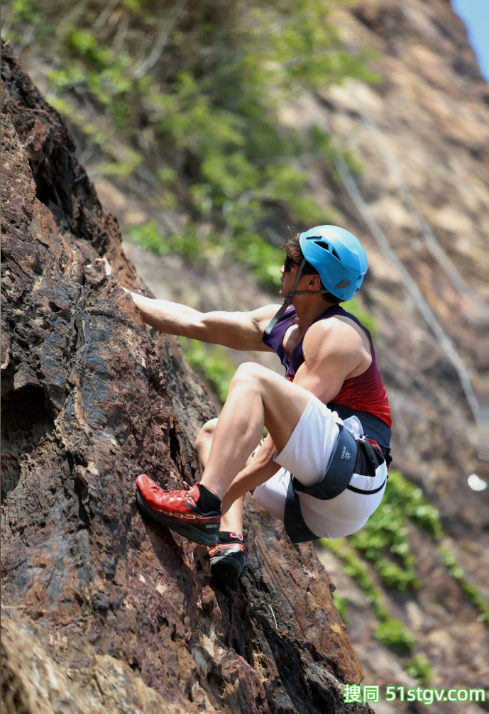 24岁大连攀岩运动员，炸裂巧克力腹肌，这手臂力量到底有多惊人 - 51虹马