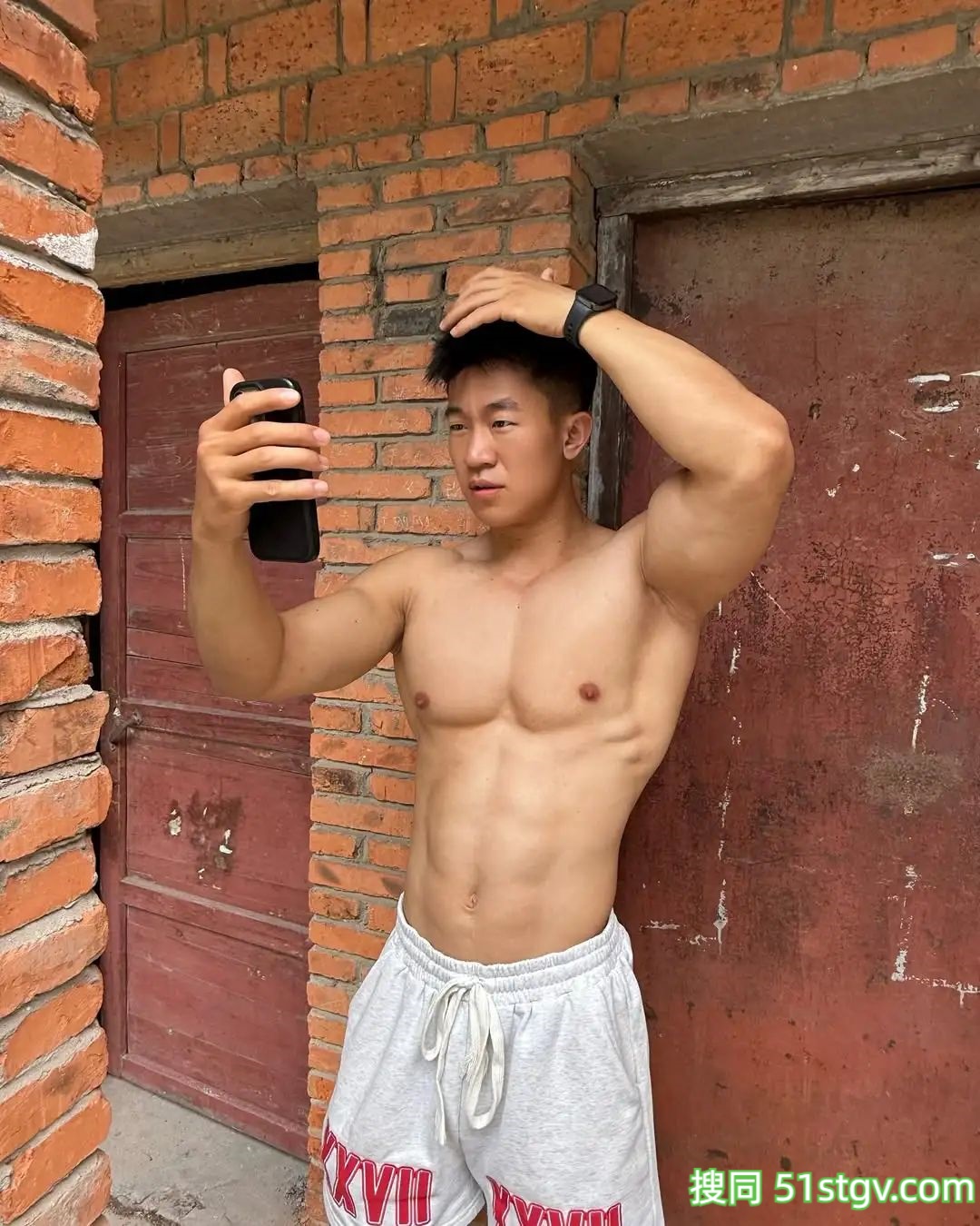 憨憨壮实的体育生 - 51虹马