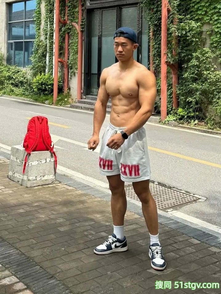 憨憨壮实的体育生 - 51虹马