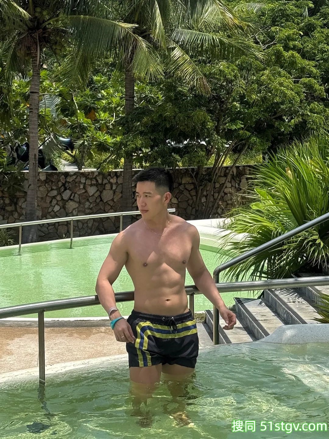 越南男飞机师,饱满胸肌结实腹肌,这制服下的肉体竟然这么性感 - 51虹马 越南男飞机师,饱满胸肌结实腹肌,这制服下的肉体竟然这么性感 - 51虹马