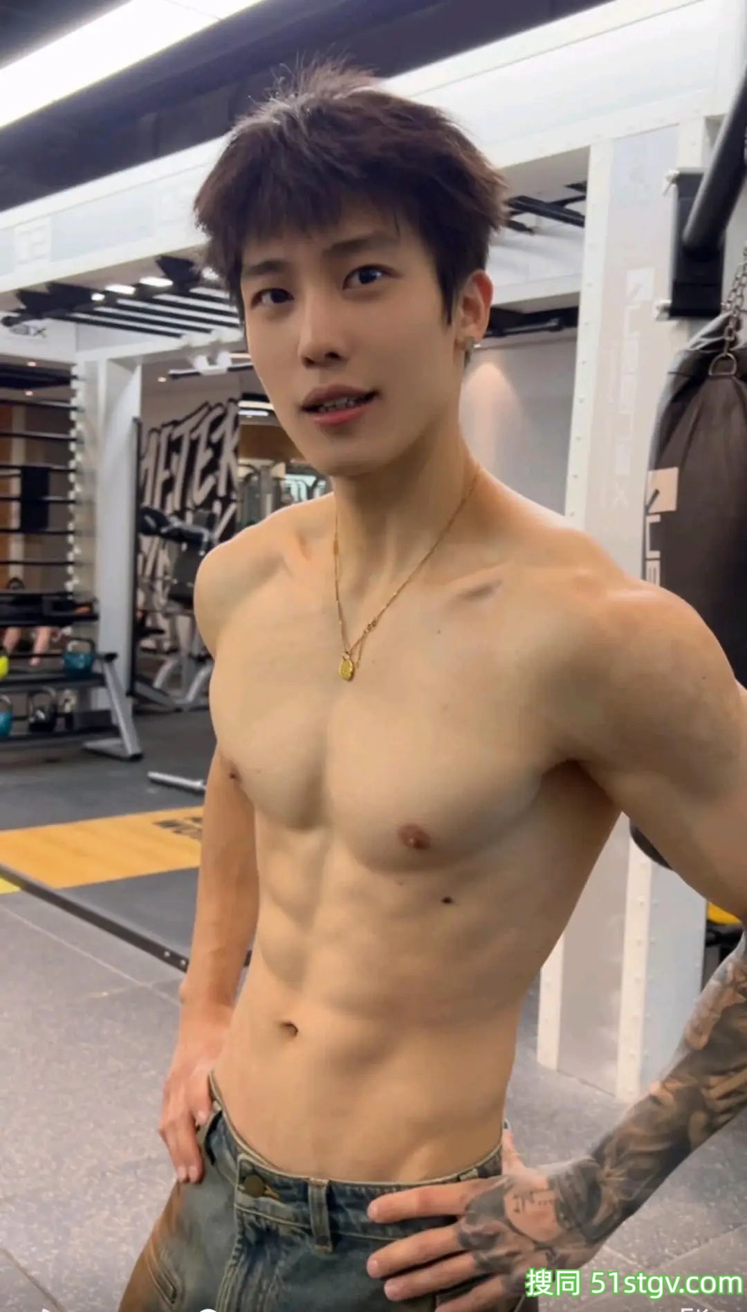 看帅哥心情好，高颜值好身材，天菜小哥哥是谁在谈 - 51虹马