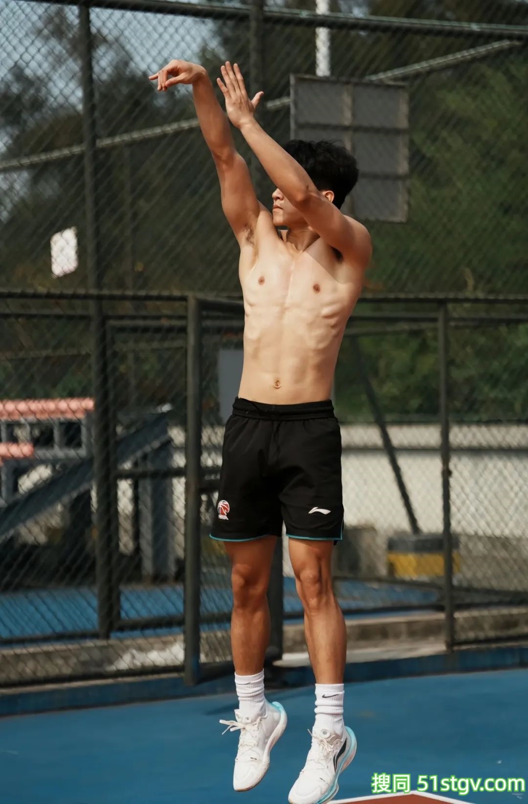 深圳20岁篮球体育生想去帮他搽汗了 - 51虹马