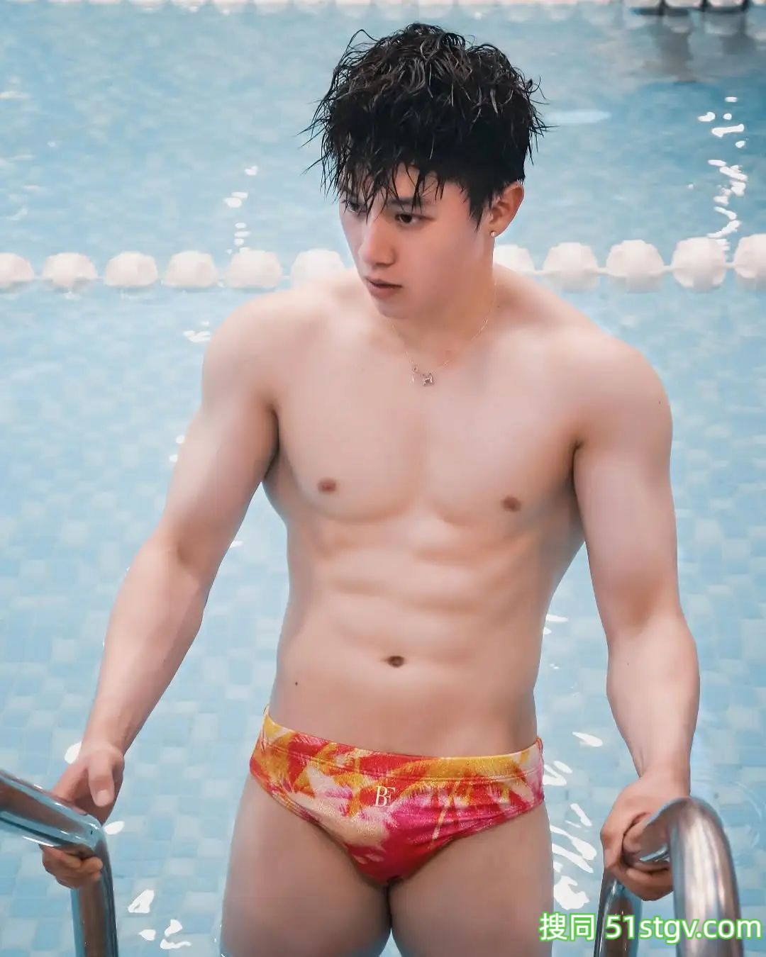 夏天来泳池边看，白皙腹肌帅哥 - 51虹马