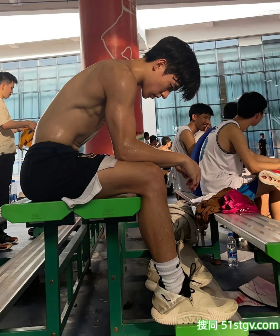 深圳20岁篮球体育生想去帮他搽汗了-51虹马