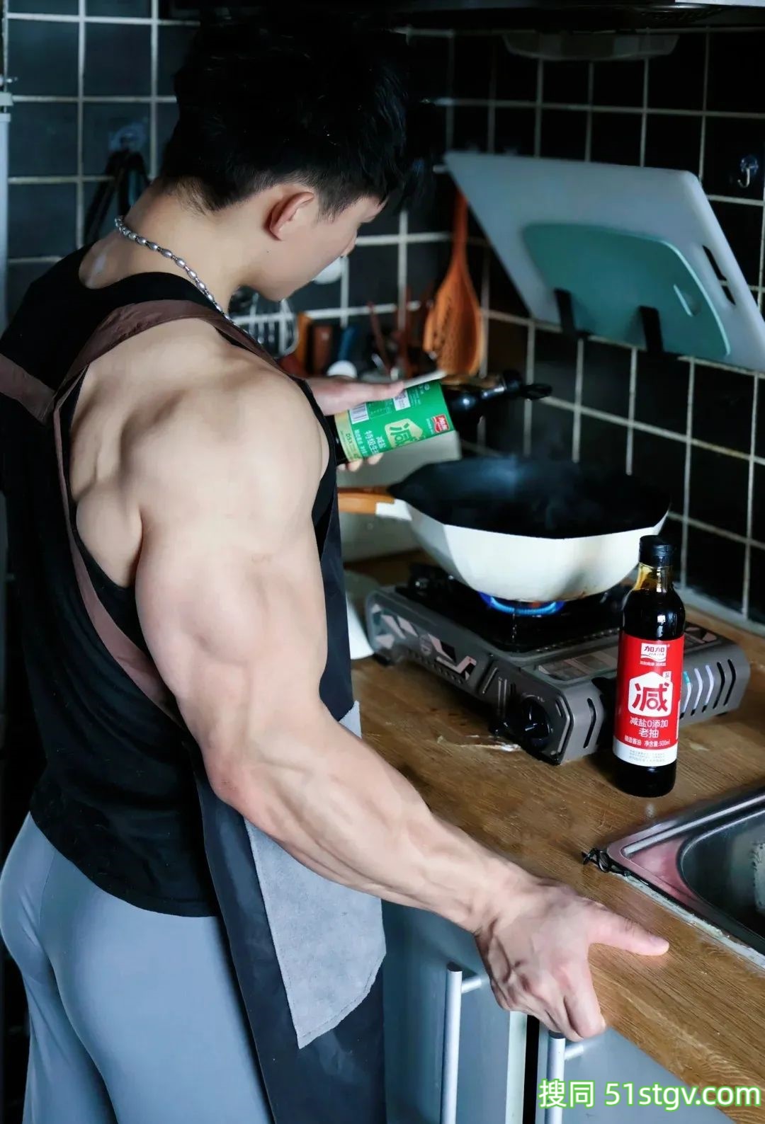 河北九头身帅哥，绝美大胸肌藕节臂，这极致宽肩窄腰保真流量密码 - 51虹马