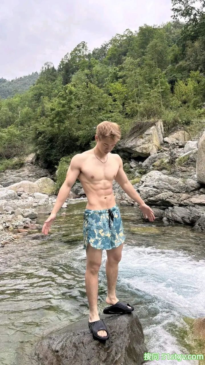 夏日炎炎，来泳池来看帅哥 - 51虹马