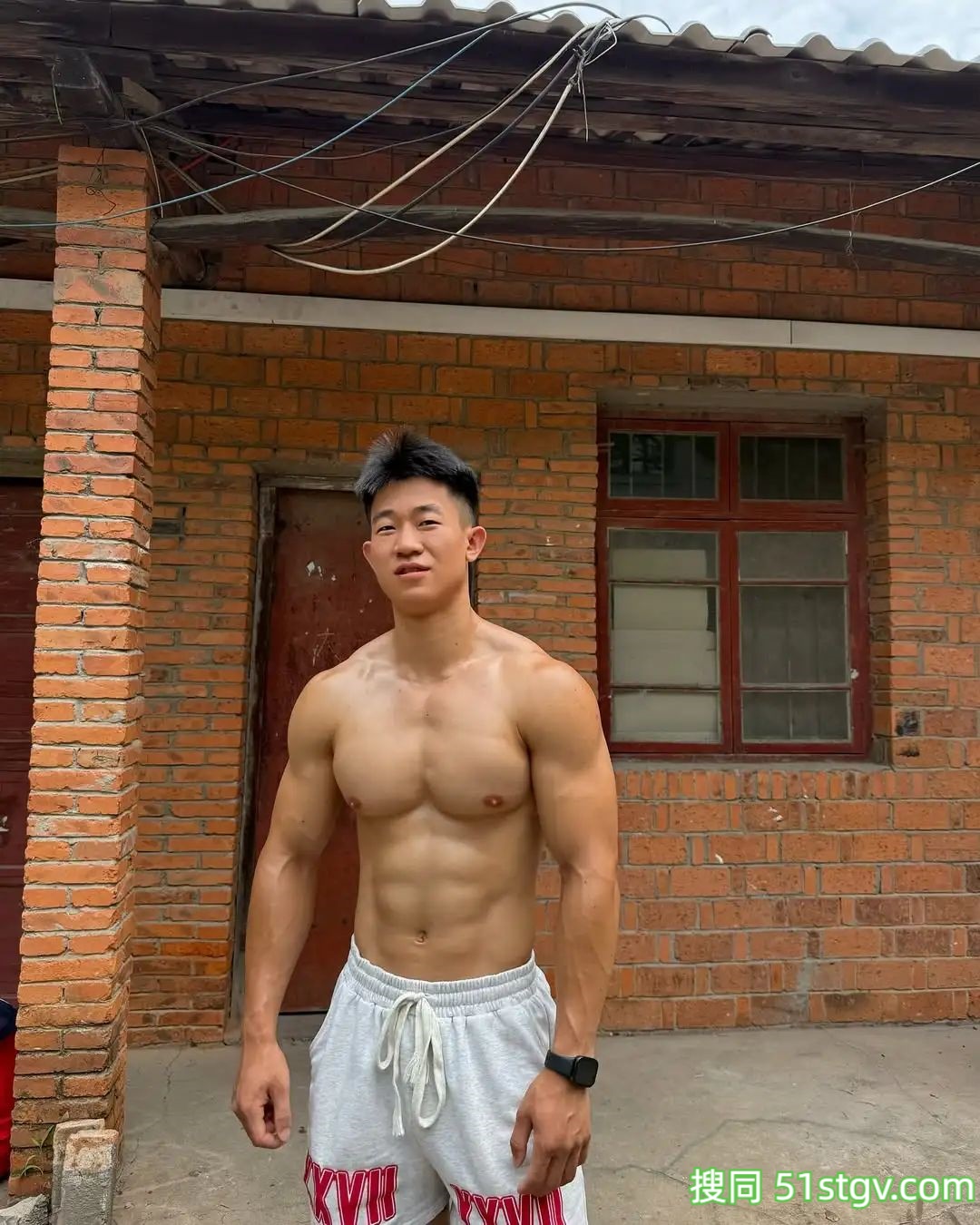 憨憨壮实的体育生-51虹马