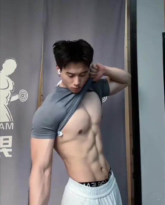 28岁广东健身博主，大胸肌麒麟臂山峰炮公狗腰，钢筋龙骨嘎嘎板正，俯视角度太馋人 - 51虹马