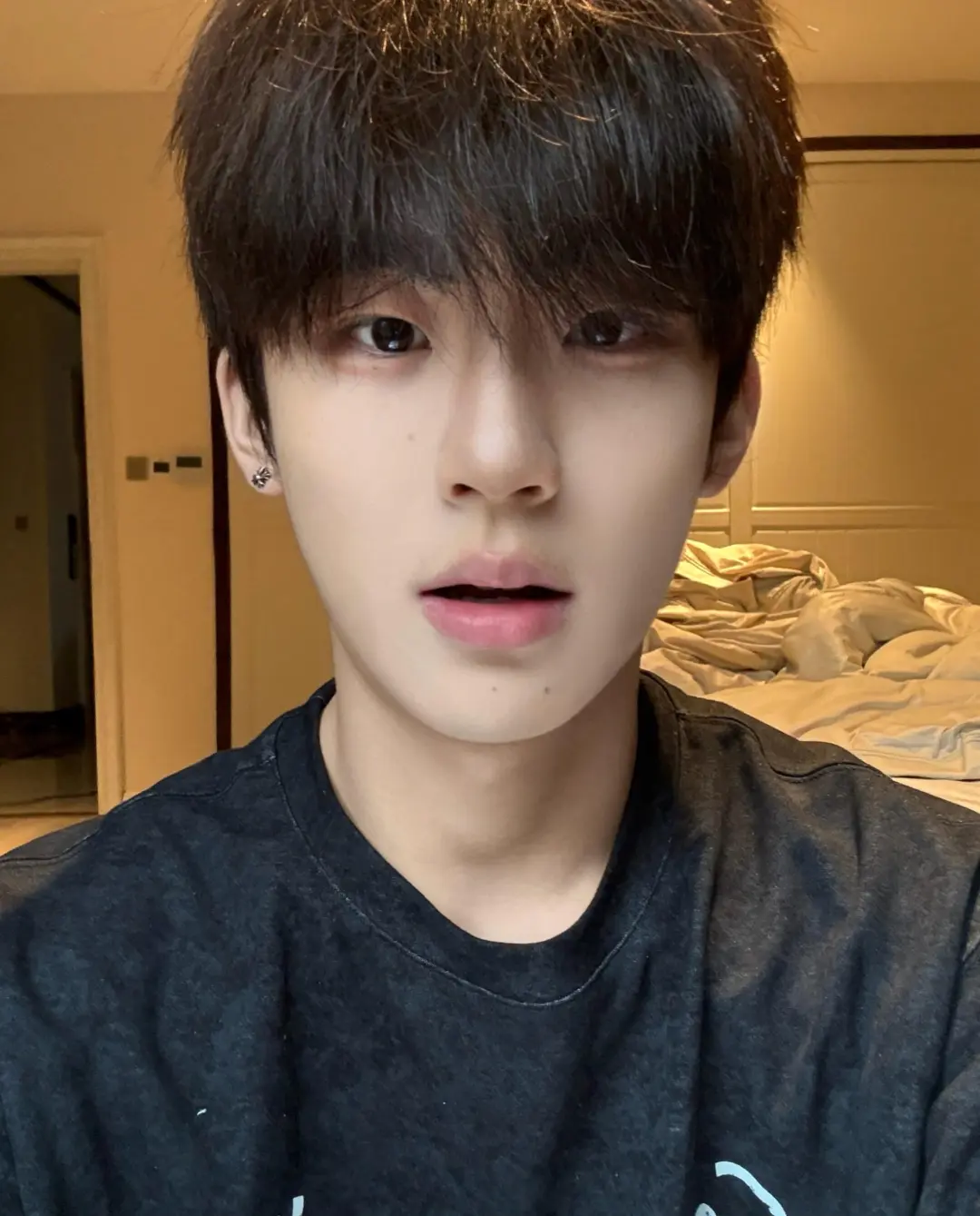 白净帅气的男大学生 - 51虹马