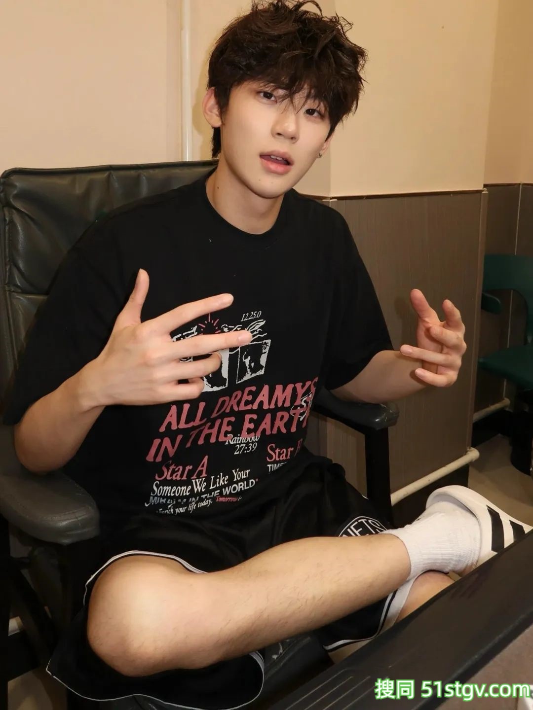 白净帅气的男大学生 - 51虹马