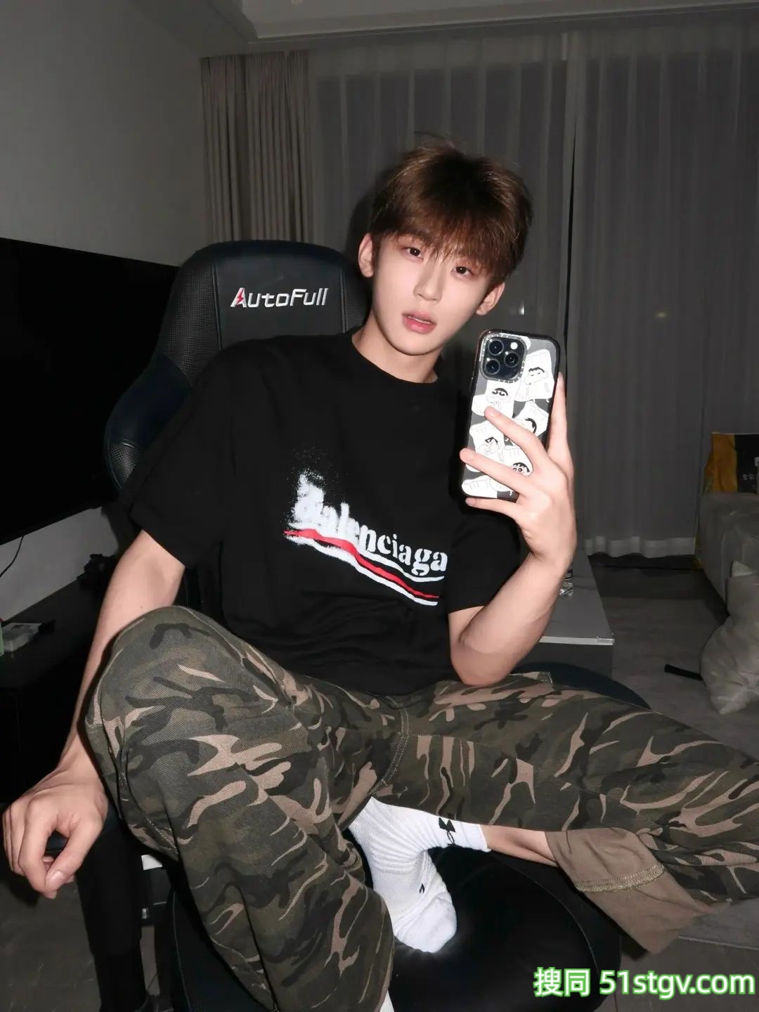 白净帅气的男大学生 - 51虹马