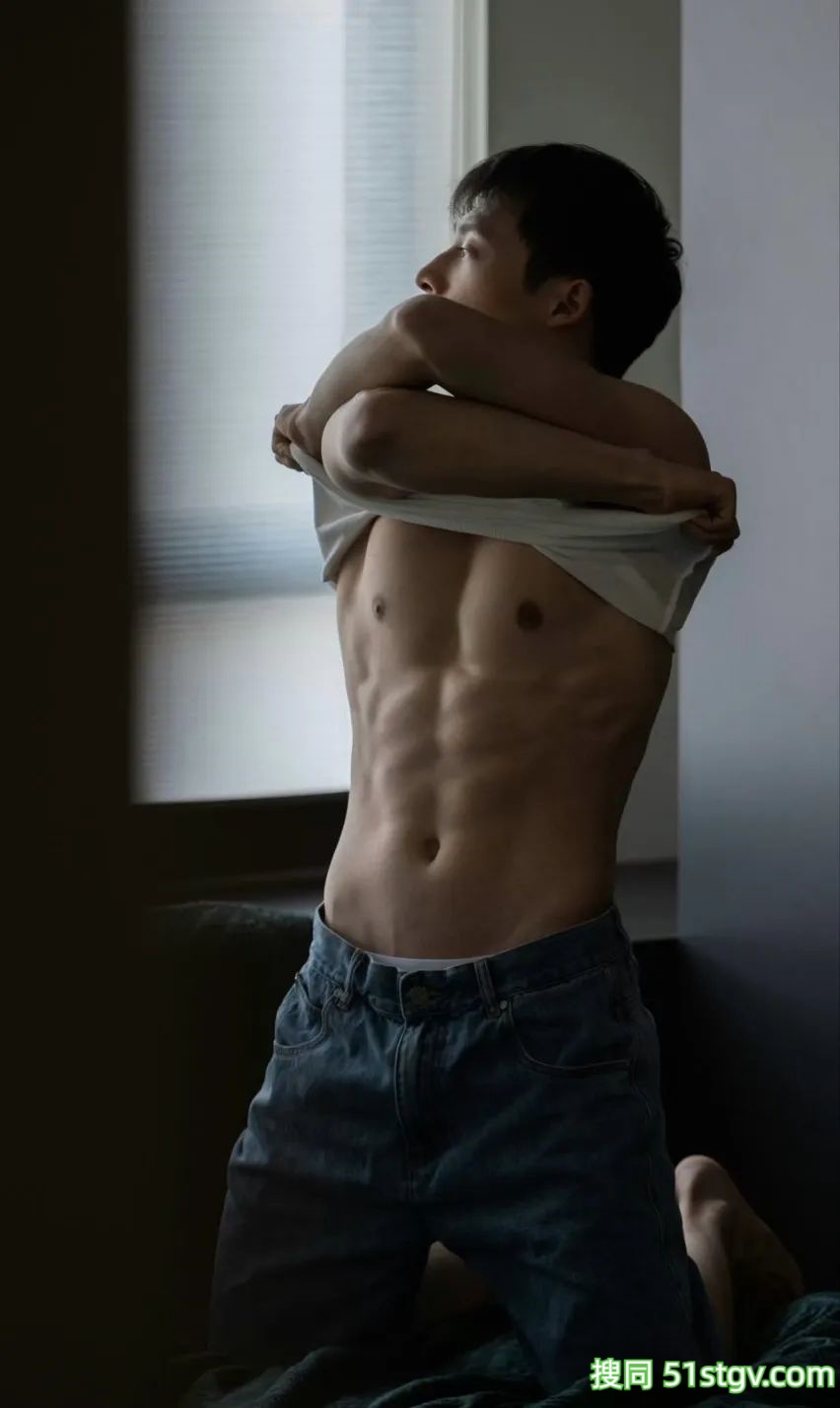 29岁广州奶气H腰肌肉男，全身瘦壮腱子肉，顶级诱惑张力满满 - 51虹马