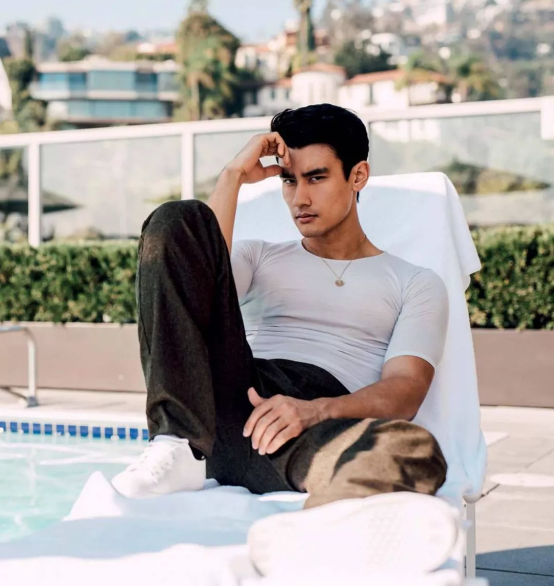 混血肌肉医生去当舞男? - 51虹马 混血肌肉医生去当舞男? - 51虹马