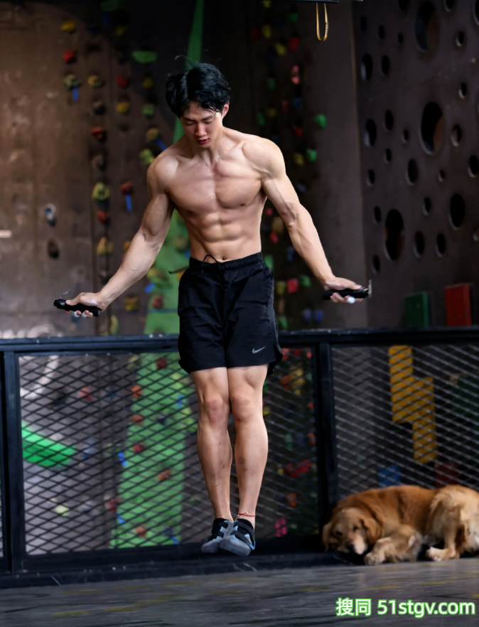 24岁大连攀岩运动员，炸裂巧克力腹肌，这手臂力量到底有多惊人 - 51虹马