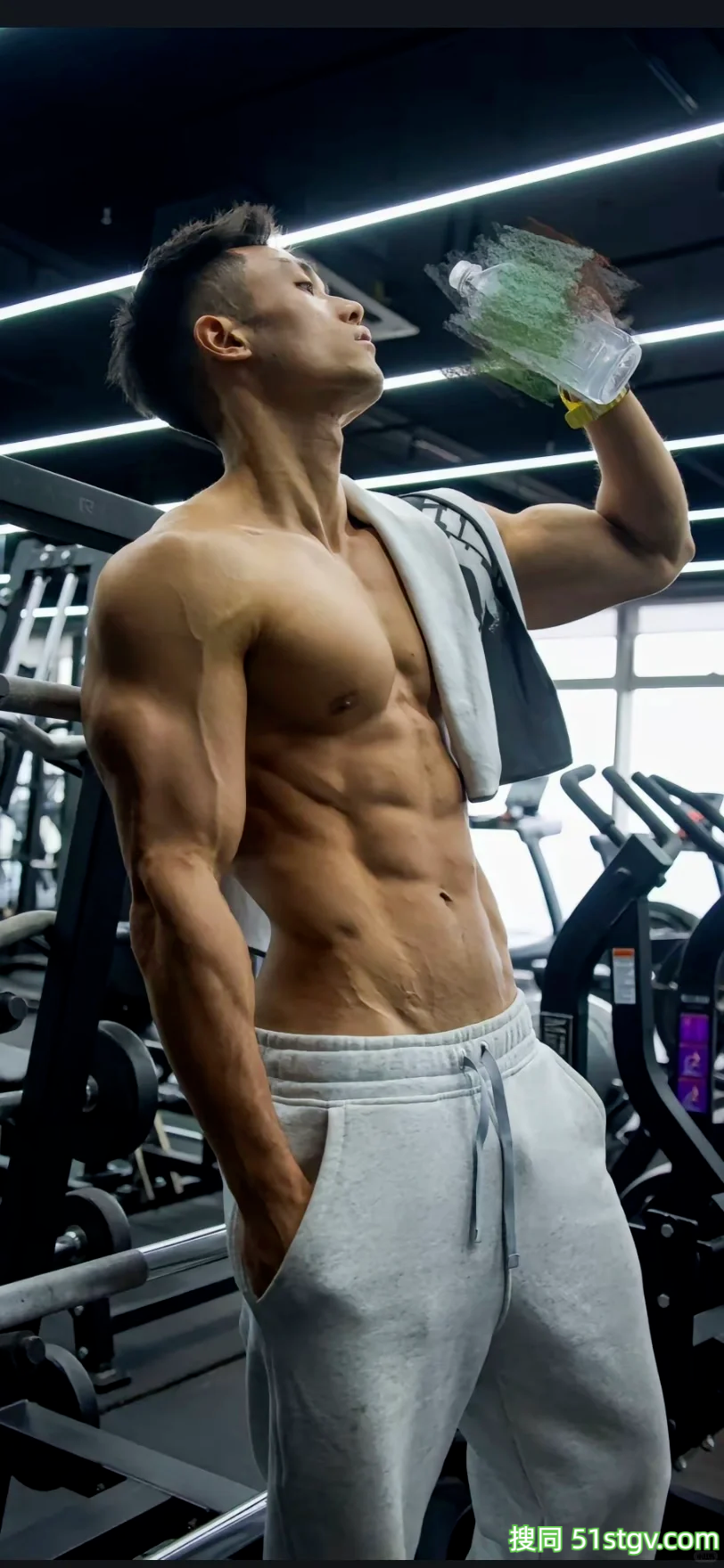 23岁杭州健身网红,大秀青筋臂和爆满腹,这绿军裤水电工,连装修的业主也不淡定 - 51虹马 23岁杭州健身网红,大秀青筋臂和爆满腹,这绿军裤水电工,连装修的业主也不淡定 - 51虹马