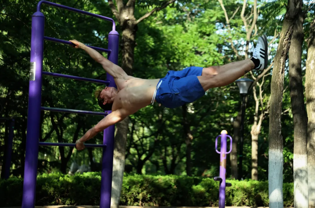 24岁大连攀岩运动员，炸裂巧克力腹肌，这手臂力量到底有多惊人 - 51虹马