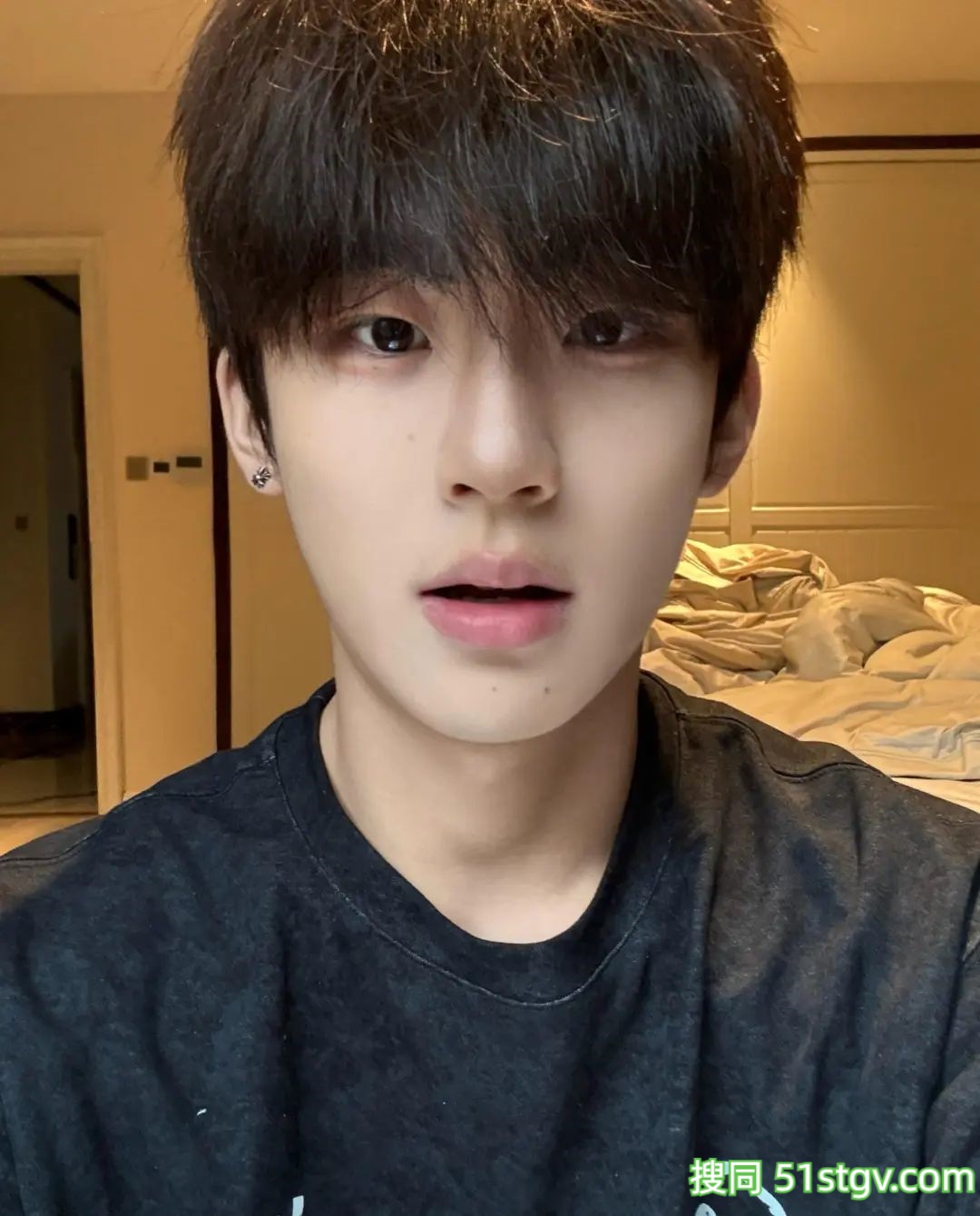 白净帅气的男大学生 - 51虹马