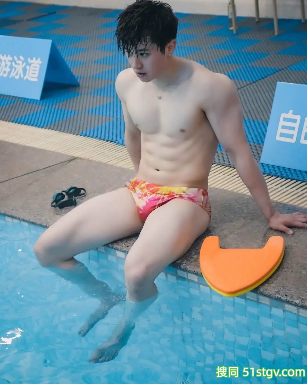 夏天来泳池边看，白皙腹肌帅哥 - 51虹马