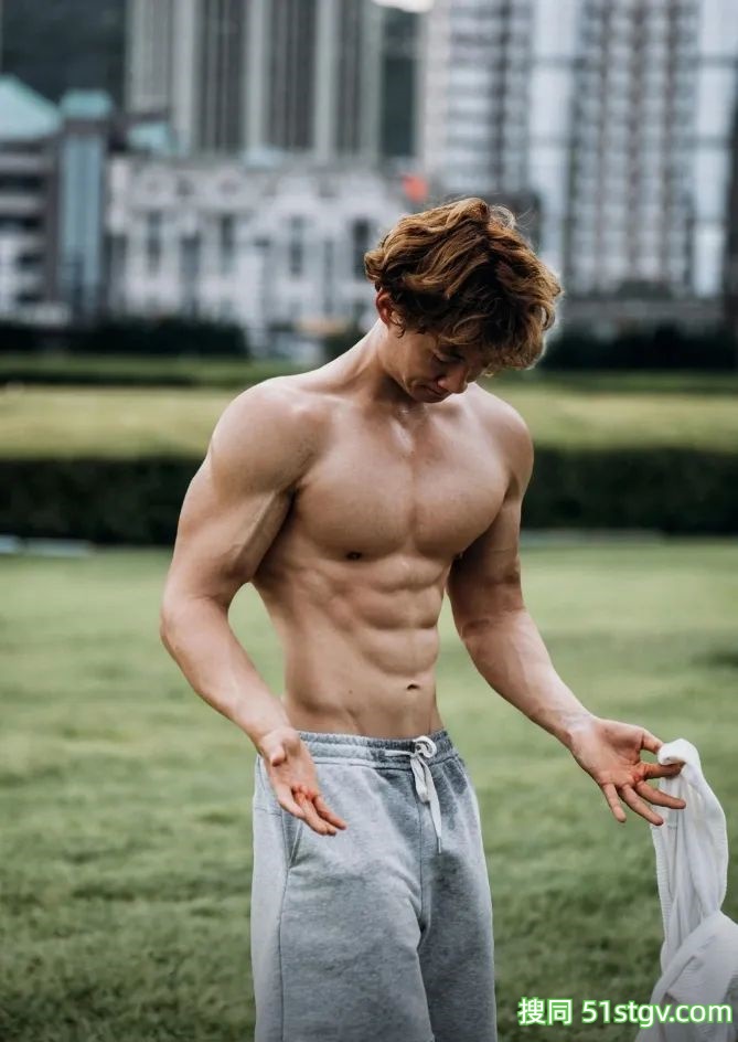 24岁大连攀岩运动员，炸裂巧克力腹肌，这手臂力量到底有多惊人 - 51虹马