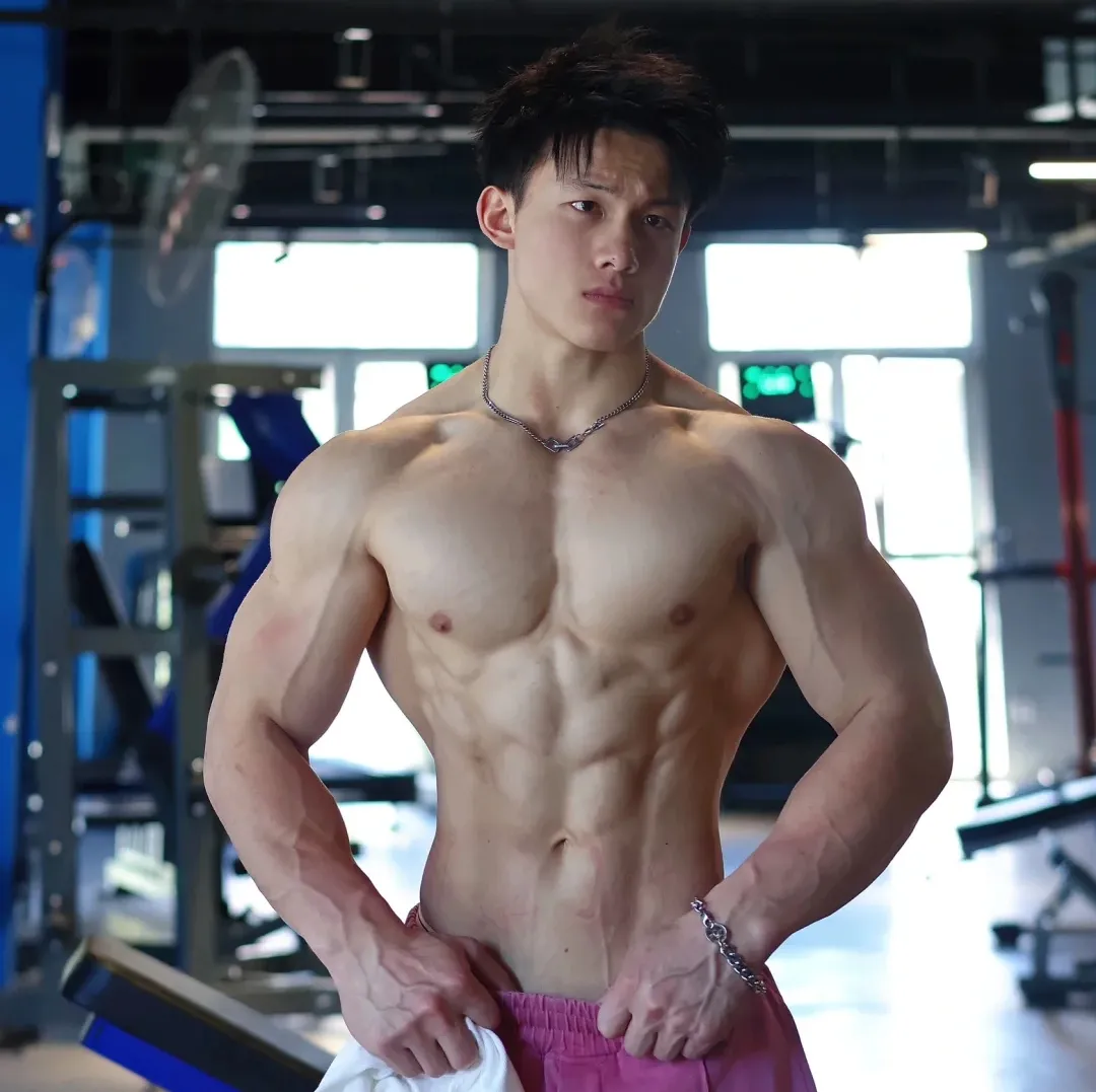 河北九头身帅哥，绝美大胸肌藕节臂，这极致宽肩窄腰保真流量密码 - 51虹马