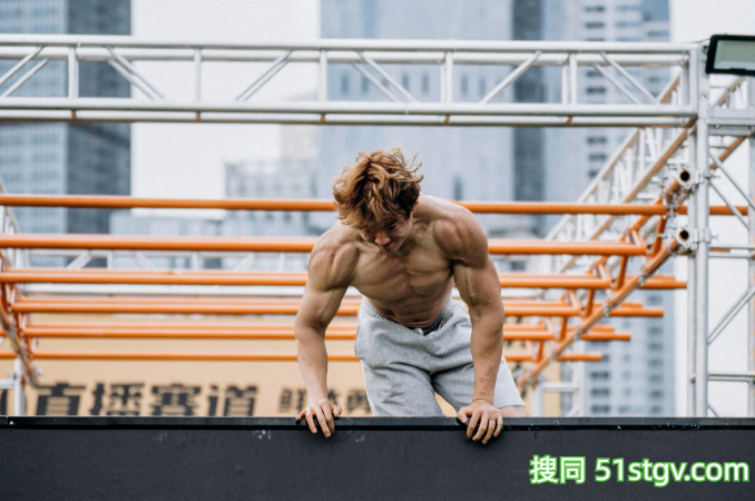 24岁大连攀岩运动员，炸裂巧克力腹肌，这手臂力量到底有多惊人 - 51虹马