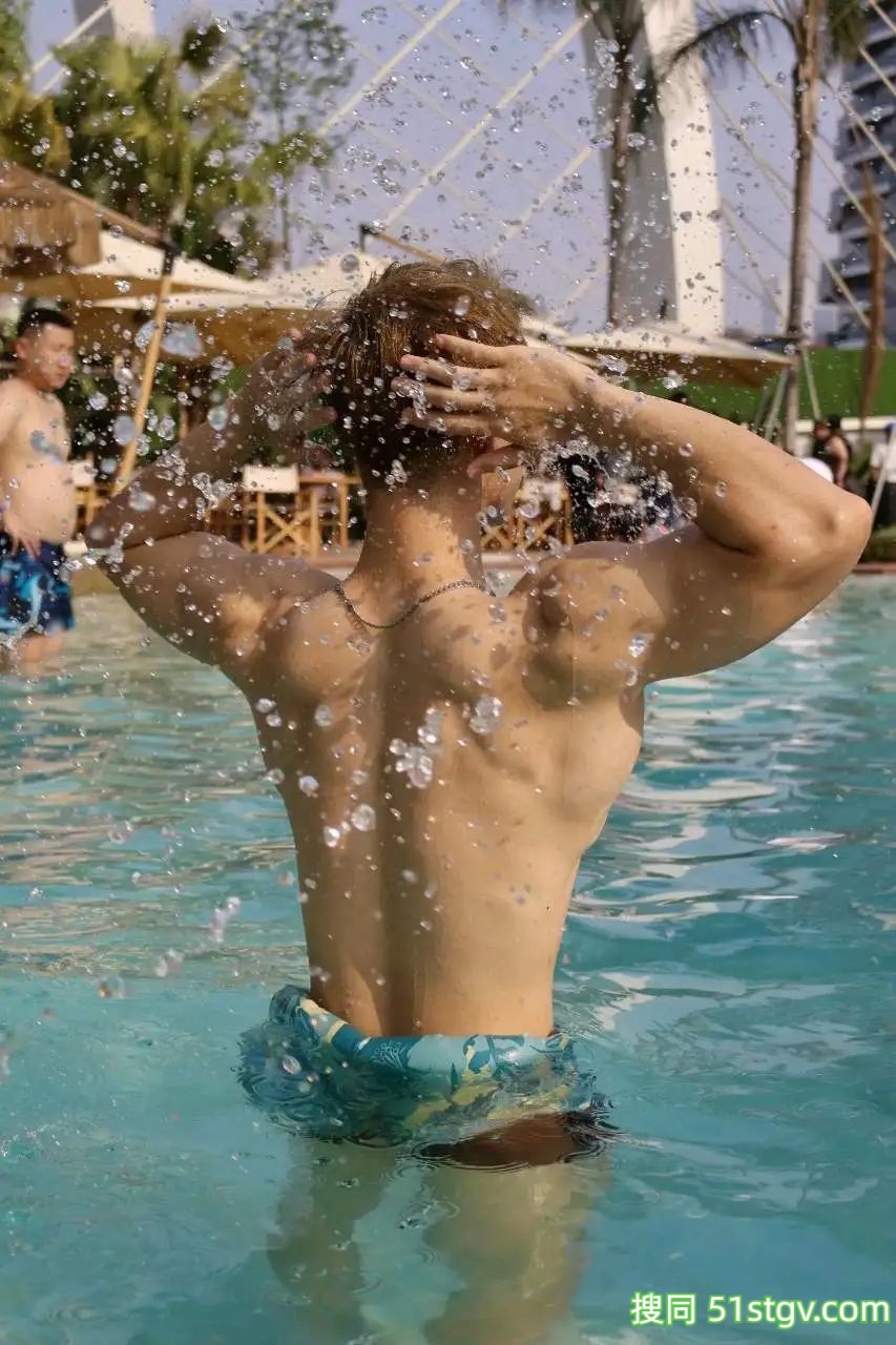夏日炎炎，来泳池来看帅哥 - 51虹马