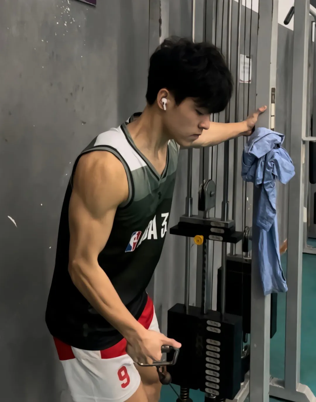 深圳20岁篮球体育生想去帮他搽汗了 - 51虹马