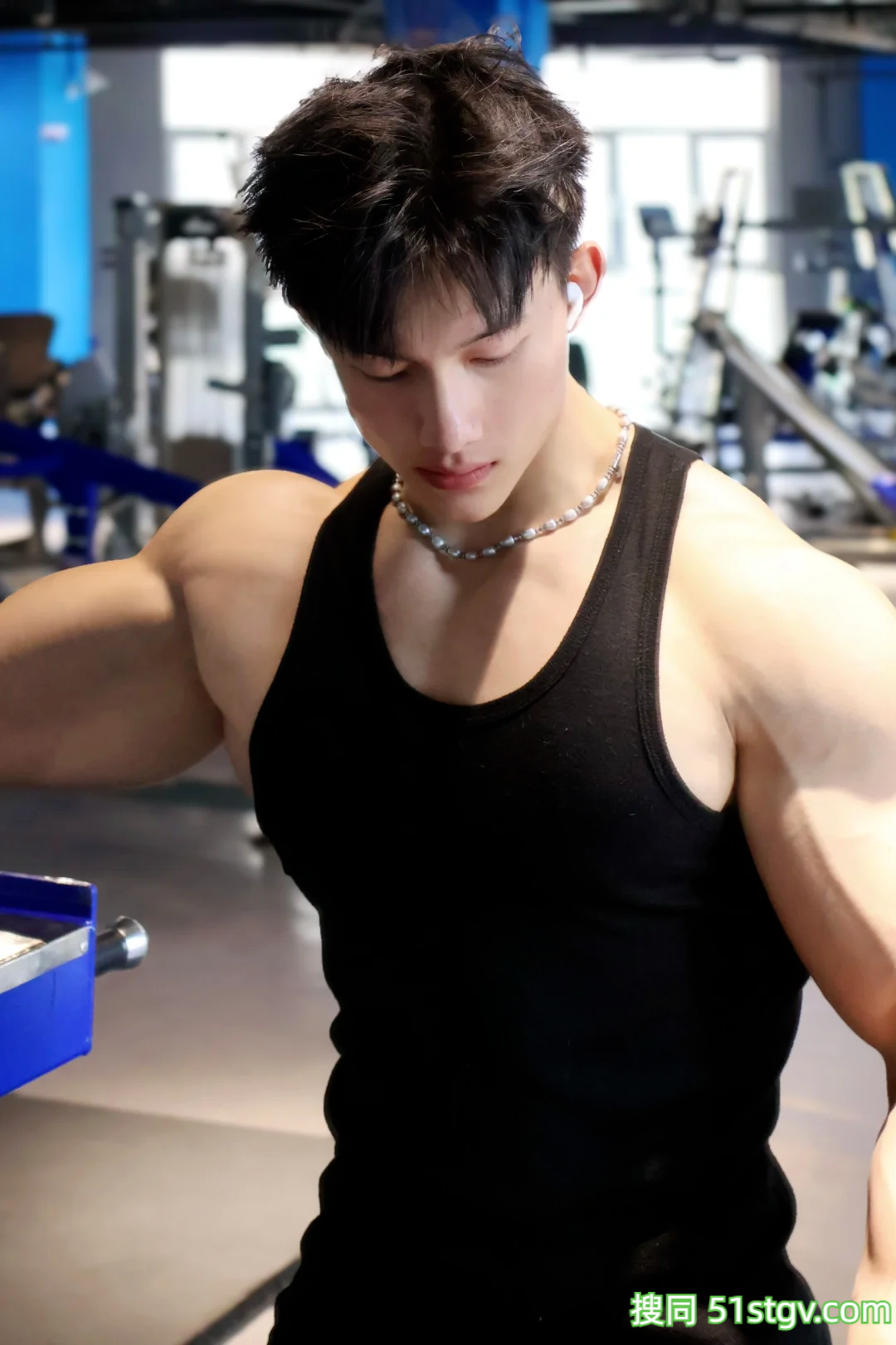 河北九头身帅哥，绝美大胸肌藕节臂，这极致宽肩窄腰保真流量密码 - 51虹马