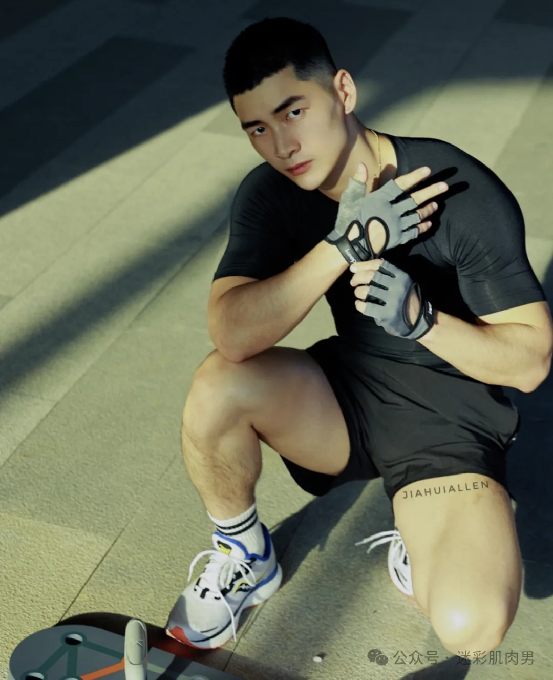 实力超强的运动小哥新照全见版?这短裤太紧太垒了! - 51虹马 实力超强的运动小哥新照全见版?这短裤太紧太垒了! - 51虹马