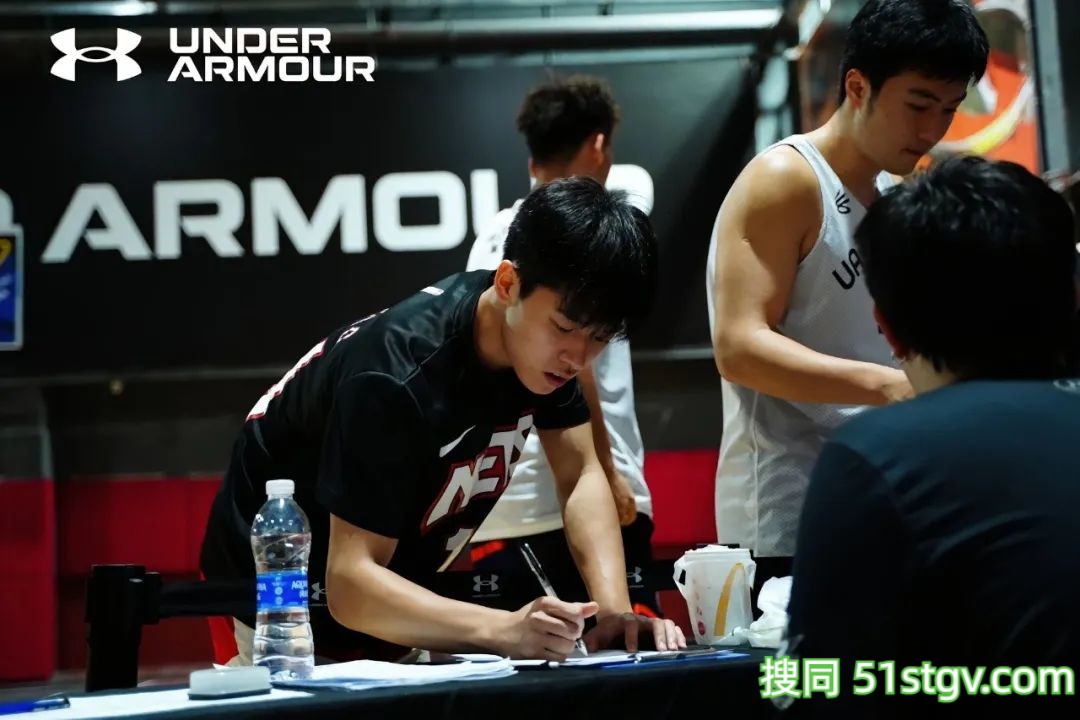 深圳20岁篮球体育生想去帮他搽汗了 - 51虹马